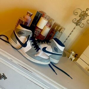 Grey, white, and black Jordan’s 10 W, 8.5 M